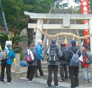 아웃도어 생산업체인 트렉스타는 최근 일본 쓰시마 섬에서 부산시민 10여 명과 함께 ‘역사트레킹’을 실시했다.  사진 제공 트렉스타