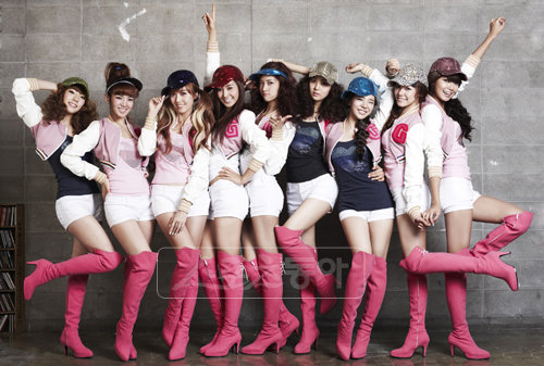 ‘오빠들의 희망, 삼촌들의 로망!’ 소녀시대의 전성시대는 2010년에도 계속될 전망이다. 오빠와 삼촌 부대가 절대적인 지지를 보내기 때문이다. [사진제공=SM엔터테인먼트]