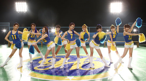 운동선수처럼 숫자가 적힌 민소매 셔츠를 입고 나온 소녀시대. 각각의 숫자는 각 멤버가 좋아하는 번호를 나타낸다. [사진제공= SM엔터테인먼트]