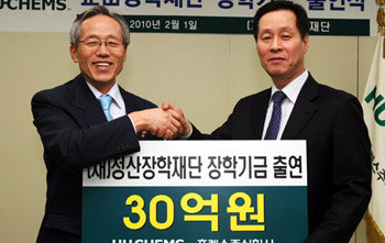 한규원 휴켐스 대표(오른쪽)가 정산장학재단 이건 감사에게 장학기금 30억 원을 전달하고 있다. 사진 제공 휴켐스