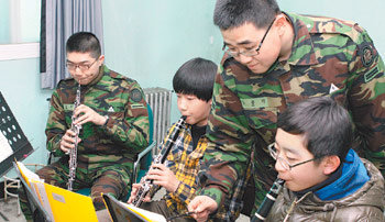 육군3사관학교 군악대 대원들이 영동중 악기반 학생들을 지도하고 있다. 사진 제공 육군3사관학교