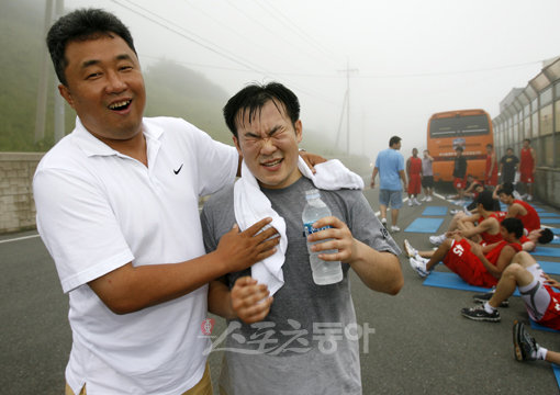 “전영희 장하다” 부산 KT 전창진 감독(왼쪽)도 놀랐다. 함백산의 가파른 능선을 1시간 만에 주파한 기자의 얼굴은 땀과 눈물로 뒤범벅이 됐다.