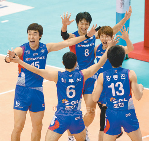 2일 대전 충무체육관에서 열린 2009∼2010 프로배구 V리그 삼성화재와 대한항공의 경기에서 득점에 성공한 대한항공 선수들이 하이파이브하며 환호하고 있다. 대전 ｜ 김종원 기자 won@donga.com