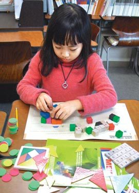 사고력 수학은 문제 풀이 방법을 배우는 대신 스스로 풀이 방법을 찾는 것이 핵심이다. 한 초등학생이 도형 문제를 풀기 위해 큐브로 입체도형을 만들어 보고 있다. 사진 제공 하늘교육