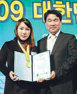 영동대 권혜진 씨(왼쪽)가 지난달 20일 서울에서 열린 ‘2009 대한민국 인재상’ 시상식에서 이주호 교육과학기술부 차관에게서 상을 받고 있다. 사진 제공 영동대
