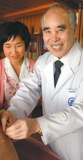 부속한방병원에서 침을 놓고 있는 대구한의대 변정환 총장. 그는 “한의학과 한방은 인을 실현하는 것”이라고 말했다. 이권효 기자