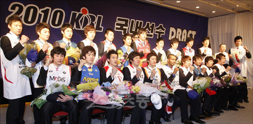 2010 KBL 귀화혼혈·국내 신인 드래프트가 3일 서울 양재동 교육문화회관에서 열렸다. 다음 시즌부터 프로 선수가 될 주인공들이 기념촬영을 하고 있다.