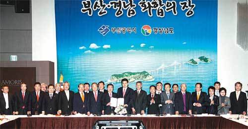 부산·경남지역 지도급 인사들이 3일 오후 경남 창원시 풀만호텔에서 ‘부산경남화합의 장’ 행사를 갖고 공동선언문을 채택한 뒤 손을 맞잡고 있다. 사진 제공 경남도