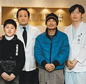 2일 대전 중구 선병원을 방문한 박성열 군(왼쪽) 가족과 진료를 맡은 의료진들. 사진 제공 선병원