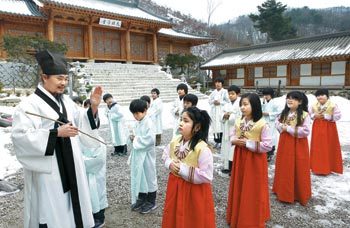 전통예절을 가르치고 있는 김봉곤 훈장(왼쪽).