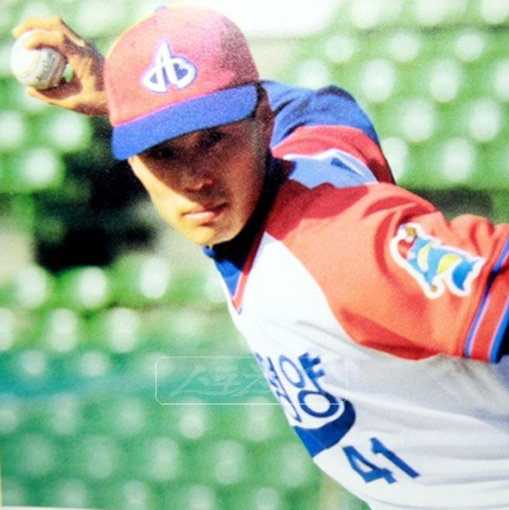 ○조웅천 프로필▲1971년 3월 17일 출생 ▲광주남초∼무등중∼순천상고 ▲프로 입단=1990년 ▲소속팀=1990년
태평양∼1996년 현대∼2001년 SK ▲은퇴=2009년 10월 ▲통산 성적=프로 20년간 813경기
64승54패98세이브89홀드 방어율 3.21 ▲수상 경력=2000년 홀드 1위, 2003년 구원 1위, 2005년 사랑의
골든글러브