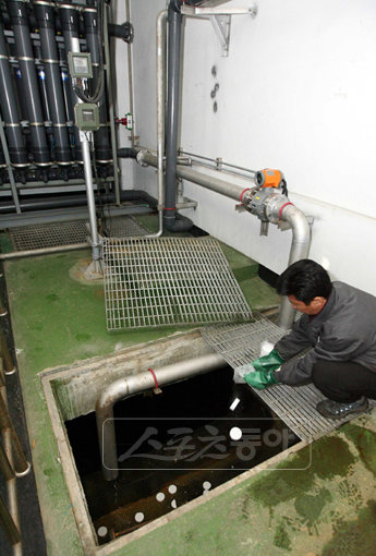 오폐수를 완벽하게 처리하는 한국마사회의 수질 관리 노력이 남다르다. 오폐수처리 시스템 최종 단계에서 정화된 물에 소독제를 넣고 있는 모습.사진제공 ｜ 한국마사회