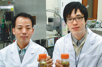정순신(왼쪽)·김대호 선임연구원이 마이크로파를 이용해 고속으로 만든 바이오디젤 샘플을 보여주고 있다. 사진 제공 한국전기연구원