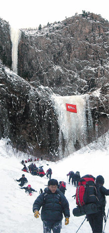 국내 최대의 천연 빙벽을 이룬 설악산 토왕성폭포에서 6, 7일 빙벽등반대회가 열린다. 지난해 열린 대회 모습. 사진 제공 속초시