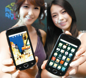 삼성전자가 4일 공개한 안드로이드폰은 영상통화 기능을 지원하는 게 특징이다. 홍진환 기자 jean@donga.com