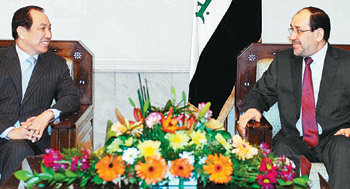강덕수 STX그룹 회장(왼쪽)과 누리 알말리키 이라크 총리가 지난달 27일(현지 시간) 이라크 바그다드 총리공관에서 환담하고 있다. 사진 제공 STX그룹