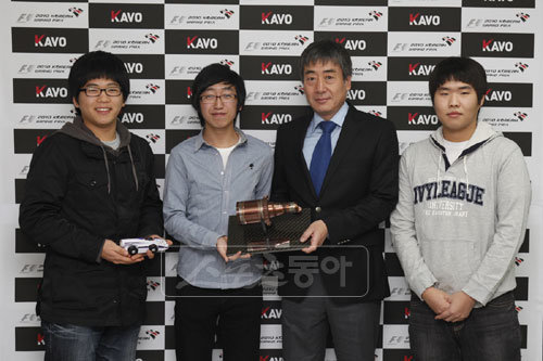 KAVO 정영조 대표이사(사진 왼쪽에서 세번째)가 F1 in schools 한국 청소년대표 제나스팀에 장학금을 전달하고 있다. [사진제공=KAVO]