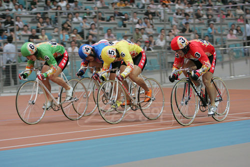 국민체육진흥공단 경주사업본부가 2010년 첫 대상경주 ‘제15회 SBS스포츠채널배 대상경륜’으로 포문을 열었다. 선수들이 역주하고
 있는 모습.  [사진제공=경주사업본부]