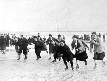 1930년대 서울 한강의 스케이트장 풍경. 동아일보 자료 사진