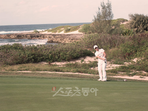 황홀한 매력의 터틀베이 골프장은 라운드 내내 참을 수 없는 유혹을 발산한다. 홍란이 푸른 바다를 배경으로 연습라운드를 하고 있다.