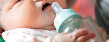 전자레인지로 폴리카보네이트(PC) 재질의 젖병을 소독하면 환경호르몬이 나올 수 있으므로 피해야 한다. 동아일보 자료 사진