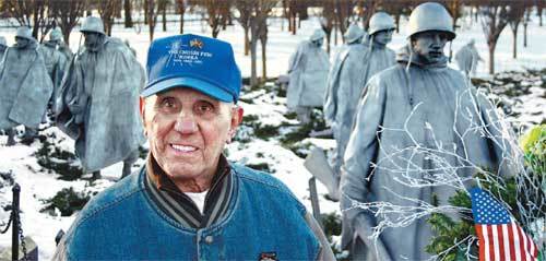 “나는 선택받은 소수”해병 1사단 소속으로 6·25전쟁 당시 장진호 전투에 참전했던 앨버트 메링골로 씨가 1일 워싱턴 시내 한국전쟁 참전용사 기념공원을 찾았다. 그의 뒤로 보이는 19개의 동상은 장진호 전투에 참여한 미 해병대원들을 기리기 위해 세워졌다. 미군은 일본이 제작한 지도를 사용하면서 장진(長津) 호수를 ‘초신(Chosin)’이라고 불렀다. 메링골로 씨의 모자에 쓰인 ‘The Chosin Few’는 당시 생존자들이 만든 단체로 미국에선 ‘선택받은 소수(chosen few)’라는 의미로 발음된다. 워싱턴=김승련 기자