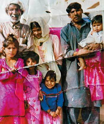 샤지아 마시 양(앞줄 왼쪽에서 세 번째)이 가족들과 함께 사진을 찍으며 환하게 웃는 모습. 파키스탄의 한 변호사 집에서 하녀로 일했던 마시 양은 온몸에 17곳의 타박상을 입은 채 열두 살의 나이로 숨졌다. 사진 출처 뉴욕타임스