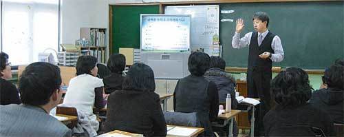 탈북 교사들이 북한과 남한의 수학 교육과정 차이에 대한 강의를 듣고 있다. 이들은 강의를 듣고 나서 “수학 용어에도 남북 차이가 크다는 것을 알게 됐다”고 말했다. 사진 제공 NK교사아카데미