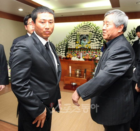 불러도 대답없는 수혁아! 박정태 롯데 2군감독(왼쪽)이 8일 10년에 걸친 투병 끝에 결국 세상과 작별한 후배 임수혁의 빈소를 침통한 얼굴로 찾았다.