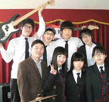 11일 졸업식 때 첫 연주회를 하는 청송중 부동분교 밴드부 ‘플레잉’이 연습 중 이재영 지도교사(앞줄 왼쪽)와 포즈를 취했다. 사진 제공 이재영 교사