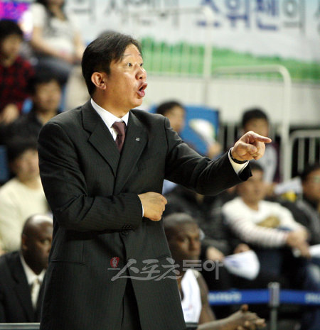 5일 약체 대구 오리온스와 졸전 끝에 신승. 7일 울산 모비스에 22점차 대패. 그리고 9일에는 시즌 전적에서 3승1패로 앞서던 원주 동부에게 마저 무릎을 꿇었다. 하승진이 없는 전주 KCC는 종이호랑이로 전락할 것인가. 2연패를 노리는 KCC 허재(사진) 감독의 시름은 더 깊어지게 됐다. 전주 ｜ 박화용 기자 inphoto@donga.com