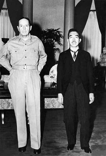 더글러스 맥아더 사령관(왼쪽)이 뒷짐을 진 채 히로히토 일왕과 서 있는 이 사진은 패전국 일본의 처지를 상징하고 있는 듯하다. 미 군정은 일본 군부에만 전쟁 책임을 물음으로써 일왕에게 면죄부를 줬다.