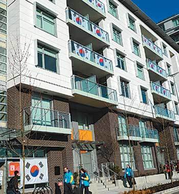 발코니에 태극기를 걸어놓은 한국 선수단의 밴쿠버 올림픽 선수촌 숙소 전경. 한국 선수단은 이 건물 3∼6층을 사용한다. 밴쿠버=사진공동취재단