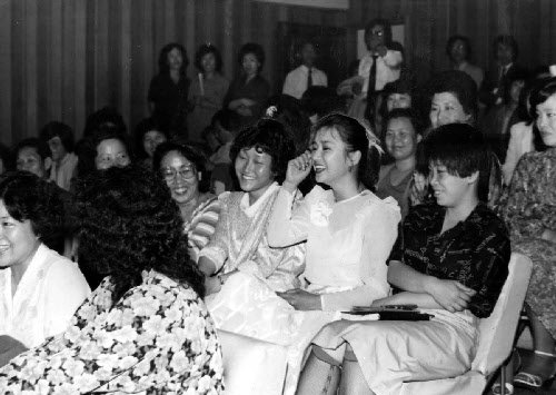 1982년 5월 영화진흥공사에서 자신이 출연한 `여자의 함정`을 팬들과 함께 보며 팬들의 진물에 답하고 있는 정윤희