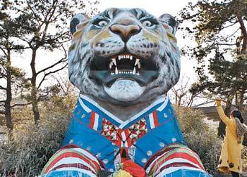 경기 과천시 막계동 서울동물원 앞에 있는 초대형 호랑이 동상이 설빔을 선물받았다. 사진 제공 서울동물원
