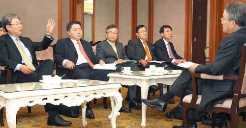 10일 서울 중구 롯데호텔에서 아프리카와 동남아시아, 중남미 지역 공관장들이 동아일보 초청으로 모여 한국의 무상원조 활동을 주제로 간담회를 갖고 있다. 왼쪽부터 김영훈(주탄자니아) 맹달영(주엘살바도르) 김호영(주인도네시아) 장근호(주에콰도르) 송봉헌 대사(주튀니지). 앞줄 뒷모습은 이경수 주캄보디아 대사. 변영욱 기자