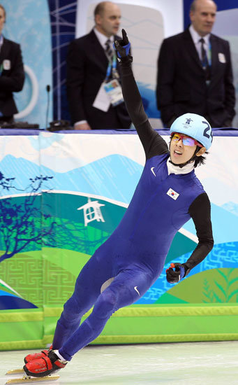 14일 밴쿠버 퍼시픽 콜리시움에서 열린 2010 밴쿠버 동계올림픽 남자 쇼트트랙 1500미터 결승에서 이정수가 1등으로 골인하며 금메달을 확정 후 기뻐하고 있다.  연합뉴스