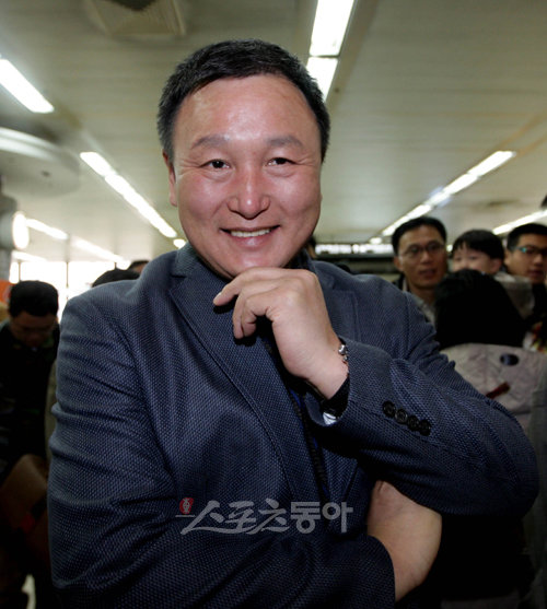 동아시아컵 대회를 마친 축구국가대표팀이 15일 오후 김포공항을 통해 귀국했다. 허정무 대표팀 감독이 기자회견을 기다리며 생각에 잠겨 있다.