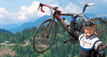 2009년 7월 ‘투르 드 프랑스’에 도전했을 당시의 이윤혁 씨. 코스 막바지에는 윗배가 부어올랐고 소화도 되지 않았지만 그는 통증을 이겨내고 7주 만에 코스를 완주해냈다. 사진 제공 이윤혁 씨