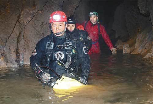 한국동굴연구소 탐사팀이 2007년 충북 단양군 온달동굴에서 사람들의 발길이 닿지 않았던 수로를 발견해 탐사작업을 벌이고 있다. 사진 제공 한국동굴연구소
