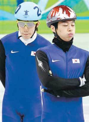 아직은 서먹?쇼트트랙 대표팀 성시백(오른쪽)과 이호석이 15일 훈련 중 입을 굳게 다문 채 다른 방향을 쳐다보고 있다. 밴쿠버=박영대 기자