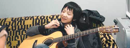 한국인 최초로 유튜브 조회수 1억 회를 넘어선 주인공 정성하 군이 미국에서 기타 연주공연을 하던 도중 잠시 휴식을 취하고 있다. 사진 제공 정성하 군