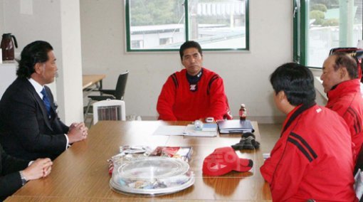 일본프로야구의 전설로 통하는 기요하라 가즈히로(왼쪽 끝)가 KIA의 미야자키 캠프를 찾아 조범현 감독(왼쪽 2번째)에게 한국야구의 눈부신 성장의 비결을 물었다.사진 제공｜KIA 타이거즈