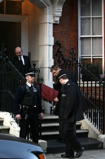 11일 영국 런던의 자택에서 목을 매 자살한 맥퀸의 시신을 운반하는 경찰들. 사진제공 AP연합.