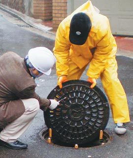 서울 서대문구 직원들이 최근 새로 개발한 맨홀 뚜껑을 도로에 시범 설치해보고 있다. 사진 제공 서대문구