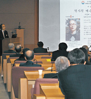 18일 오전 7시 서울 종로구 연건동 서울대 의대 암연구소 강당에서 열린 종교발전포럼에는 눈이 오는 궂은 날씨에도
74명이 참석했다. 이정배 감리교신학대 종교철학과 교수(왼쪽 연단 앞)가 ‘역사적 예수에 대한 이해’를 주제로 강의하고 있다.
민병선 기자