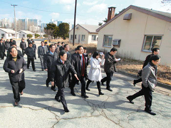 18일 부산 부산진구 옛 미군 하얄리아 부대가 공개됐다. 허남식 시장과 보도진이 현장을 둘러보고 있다. 최재호 기자