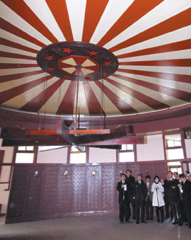 하얄리아부대 장교클럽 내부. 1930년대 초 일제가 경마장 마권판매소로 지었던 이 원형 건물 천장에는 해돋이 모습을 형상화한 욱일승천기가 남아 있고 중앙에는 목재 하얄리아부대 마크도 붙어 있다. 최재호 기자