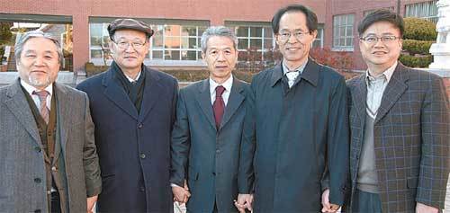 동양 고전의 대중화를 위해 머리를 맞댄 5개 단체. 왼쪽부터 한국동양철학회 이동희 회장, 한국불교학회 김선근 회장, 한국유교학회 최영진 회장(성균관대 교수), 동양철학연구회 박홍식 부회장, 한국양명학회 김세정 총무이사(충남대 교수). 이권효 기자