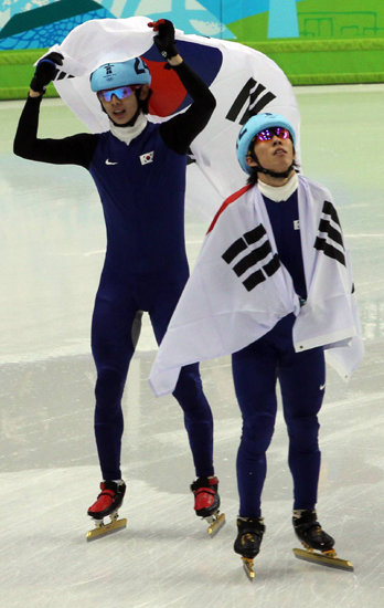 21일 오후(한국시간) 2010 밴쿠버 동계올림픽 남자 쇼트트랙 1000m 결승에서 1,2위를 차지한 이정수(왼쪽)와 이호석이 태극기를 두르고 있다. 연합뉴스